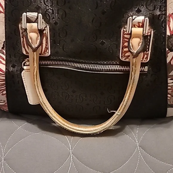 Guess purse - Picture 10 of 14